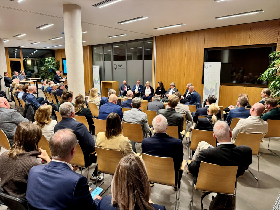 Gut besuchter Parlamentarischer Abend des BDE im Haus der Kreislaufwirtschaft in Berlin mit einer Podiumsdiskussion zur Ökomodulation nach § 26a VerpackDG.