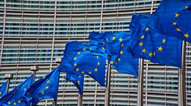 Flaggen vor dem Europaparlament in Brüssel
