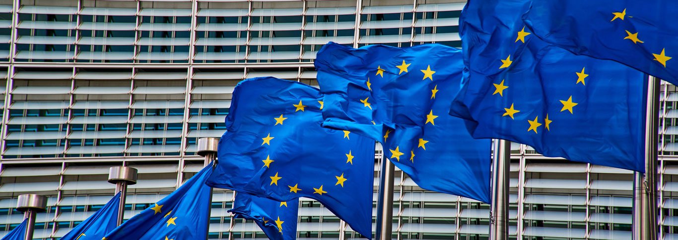 Flaggen vor dem Europaparlament in Brüssel