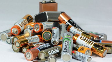 Alte Batterien in Tonne